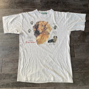 Hund T-shirt  - Vintage t-shirt med hundtryck. Den är jätteskön och i bra skick 