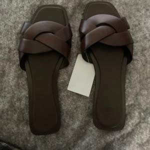 Flätade sandaler/tofflor från H&M, prislapp kvar 