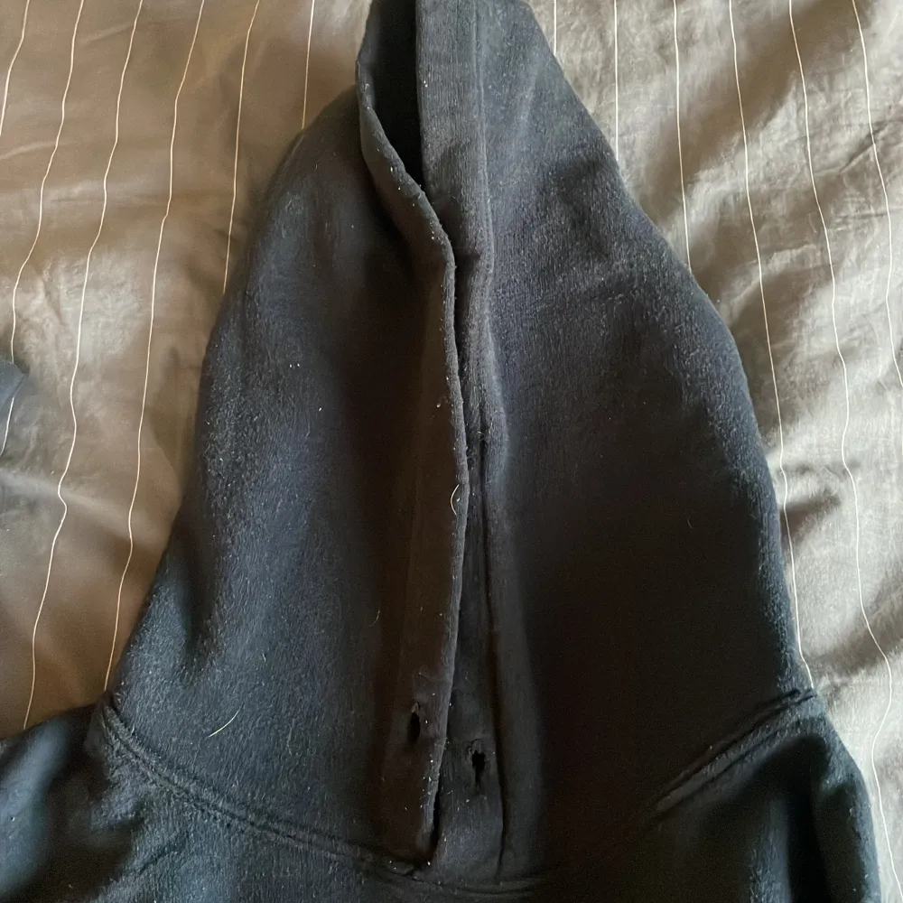 Säljer min feta hoodie. Jag köpte hoodien på en loppis. Säljer den dp den är för lite. Skulle passa nån perfekt som är 170 ish. Hoodien är boxy så sitter skit bra med ett par Baggy brallor. Den har inga täcken på begagnat. Skriv för fler frågor. Hoodies.