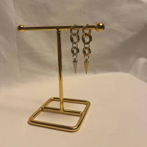 Örhängen  - Finns i guld och silver. Köp för 99kr/st Eller 185kr/ paret. Modell 148 Smyckes ställningen finns även att köpa för 299kr!