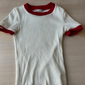 Zara topp - Tunt stickad topp från zara med röda detaljer 💕💕