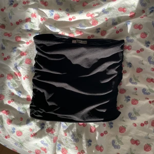 Black tube top - Svart tube top som har en silikongrej högt upp så den inte åker ner💕