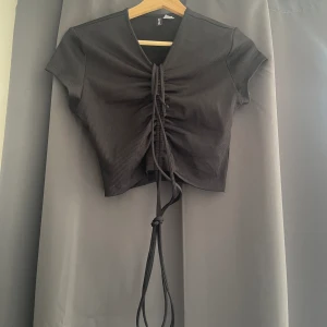 Crop top med scrunch  - Endast provad H&M top med snöre man kan knyta runt midjan. Super fin men tyvärr fel storlek för mig. Har en i vit också ifall man vill köpa den också☺️