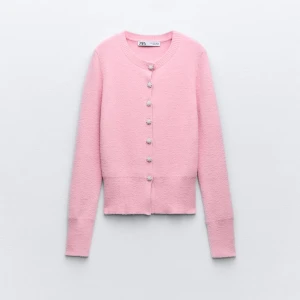 Rosa kofta🎀 - Säljer denna super gulliga ljus rosa koftan med fina pärlknappar som inte går att köpa längre💘💘💘🌸