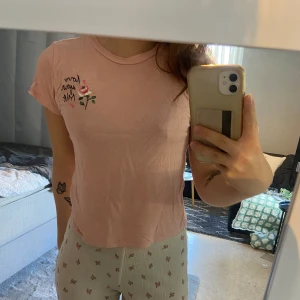 T-shirt - Super mjuk rosa t-shirt med tryck från H&m i storlek xs. I mycket bra skick. 