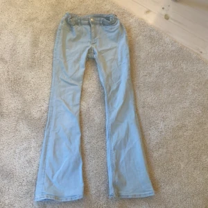 Bootcut jeans - Jeans från H&M som är i bra skick. Går att justera i midjan och är stretchiga. Bootcut leg, low waist.