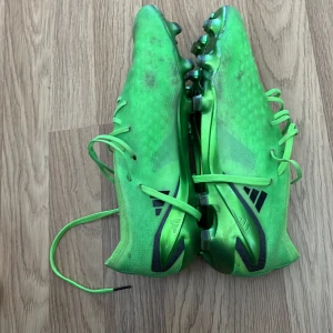 adidas X Speedportal - Hej, jag säljer nu mina fotbollskor som köptes förra året och är i användt skick, Det är ett par adidas x speedportal Elite storlek- 42 2/3 och är köpta från unisportstore. Skorna tvättas innan leverans.  Frakt kan fixas Mvh isaac 