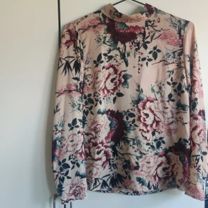 Blommig blus - Blommig blus från Gina Tricot, storlek 34. Lagning i ryggen men knappt noterbart