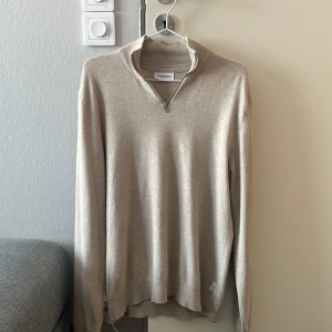 Beige Lindbergh halfzip - Säljer min beiga halfzip som bara använts ett fåtal gånger. Inga tecken på slitningar, bara lite knottrig på vissa ställen. Nypris: 599kr, mitt pris: 250kr Priset kan diskuteras. Hör av dig vid minsta fundering eller intresse!
