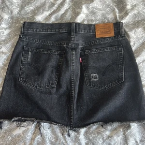 Levis jeanskjol - Jeanskjol från Levis. Storlek 28. Bra skick.