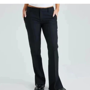 Lågmidjade kostymbyxor från Bikbok - Superfina lågmidjade kostymbyxor från Bikbok💕 I storlek 36 och med slits nertill.