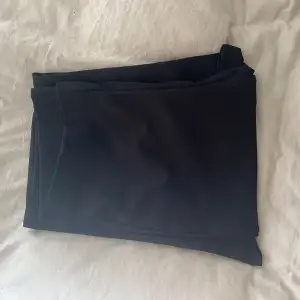 Svarta finare byxor i ett mjukt material, aldrig använda