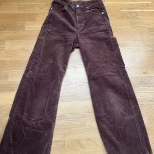 Mörkbruna Manchester byxor  - Säljer dessa coola högmidjade byxor köpta från hm för ca 3 år sen! Har använts relativt ofta men de är i väldigt fint skick! Kontakta mig för mer information eller bilder:)