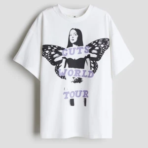 Olivia Rodrigo Guts Tour Tshirt - Helt ny med prislappen kvar. Storlek 134/140 men är extremt oversized så är som en Xs/S