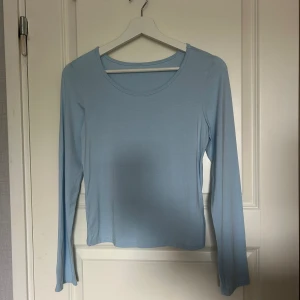 Babyblå/turkos långärmad t-shirt -  En otroligt vacker färg. Tröjan är stretchig & aldrig använd.  Storlek M men anser att den är lite liten i storlek. Passar en XS & S också!