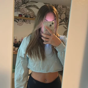 Ljusblå Croppad Hoddie  - Nyskick från Nelly, storlek xs men skulle säga att den passar s med 