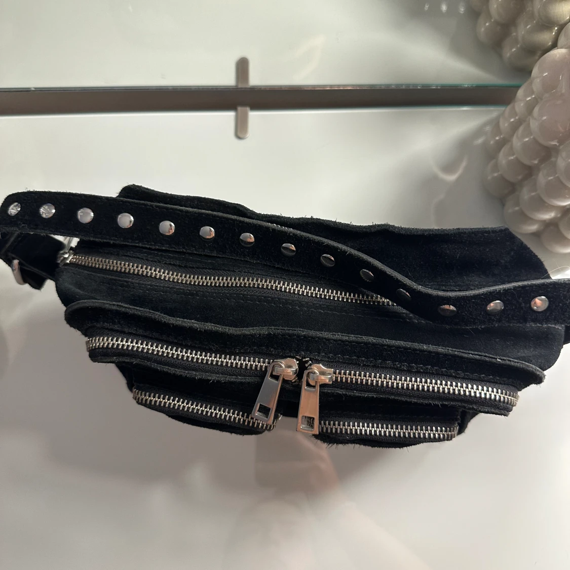 NÚNOO Suede Ellie Axelremsväska  - 91