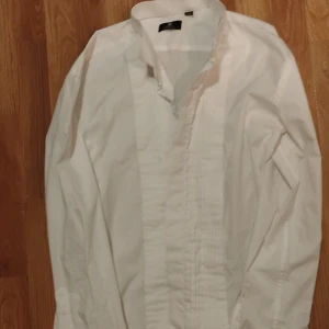 Vit skjorta från Alexander dubbel - Vit skjorta med extra skrynkligt fram, gjort i bomull 40 cm halsen storlek stor medium eller liten large