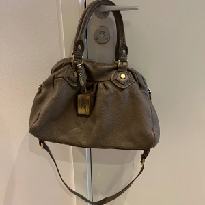 Marc Jacobs väska  - Jätte fint Marc Jacobs väska i ny skick🩷 Perfekt för dig som gillar väska som få plats med mycket🩷 Jag fraktas spårbar eller mötas upp i centrala Stockholm 📍