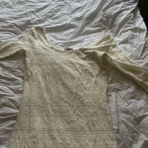 Klänning  - Krämvit klänning som jag inte vet riktigt vart den kommer ifrån. Storlek L men skulle mer säga att den är i s.  Kortare klänning 