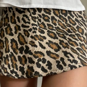 leopardkjol 🐆 - Snygg kortkjol med leopard mönster 💞🐆 Fin kvalitet och inga slitningar, omsydd från lång men inget som syns från utsidan 💞 Dragkedja i sidan, skriv privat vid fler frågor, bilder eller mått 💞 Kolla min profil för fler coola kjolar