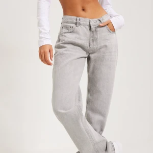 Low straight jeans   - Jeans ifrån Gina Tricot i mycket bra skick, säljer då dom är för små och inte längre har användning av dessa. Köpta för 500 kr💗