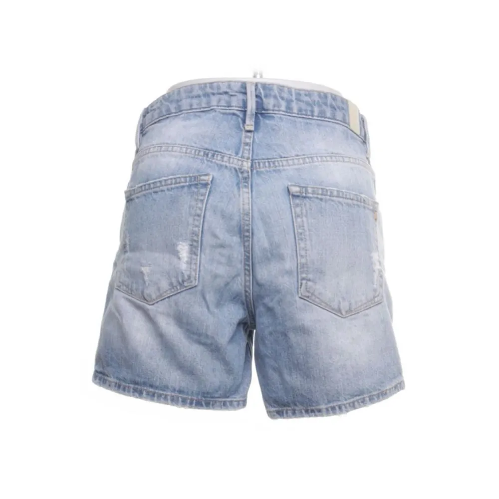 Ett par jättefina jeans shorts som är lite för små för mig, därför säljer jag! Öppen till lägre pris vid snabb affär💕. Shorts.