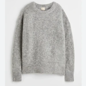 Mohair stickad tröja - Supersnygg grå stickad tröja i mohair/whool blandning. Den är helt slutsåld på hemsidan sen i höstas och går därför inte att få tag på längre. Tröjan är i storlek S och är från H&M, säljs pga att den inte kommer till användning🩶 nypris 899kr