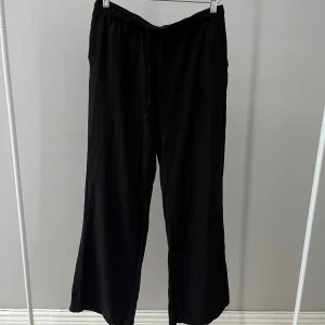 Linnebyxor Stradivarius  - Svarta byxor från Stradivarius i linneblandning (83% viskos och 17% linne). Bra begagnat skick.