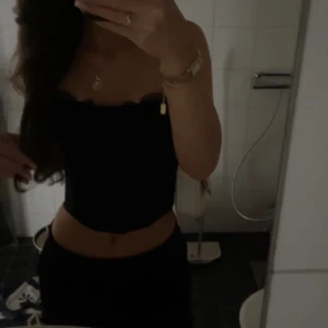 Svart minikjol  - Svart insydd kjol från H&M i storlek xs💗