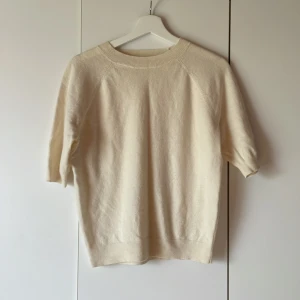 Fin kashmir topp - Trekvartsärm, kort ärm cremevit tröja frpn hm i kashmir! 