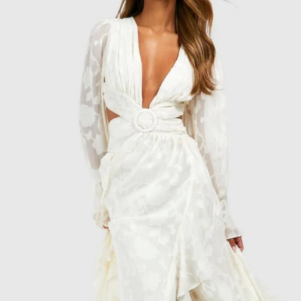 Säljer världens finaste klänning med prislapp kvar! Beställer frakt samma dag som ni köper produkten 😍. Klänningar.