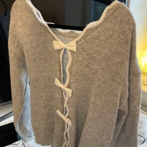 Stickad tröja  - Med rosetter, använd en gång men så fin använder endå tyvärr inte.🥲