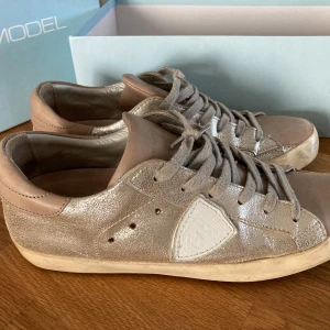 Phillipe model Prsx - Tjena säljer nu ett par Phillipe model i storlek it:39 som sitter 40 i eu. Nypris :3800 mitt pris endast 1000. Skicket är 7/10 så använda men har mycket kvar att ge. Vid snabb affär kan priset sänkas!🤝