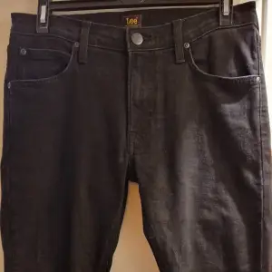Ett par svarta Lee Jeans av modell LUKE i storlek W31 & L32. Endast använda ett fåtal gånger.