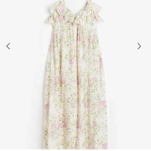 Intressekoll på den populära blommiga hm klänningen! Inga defekter bara använd 1 gång 💓 osäker om jag vill sälja så kom med prisförslag!! 