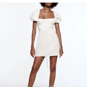 Zara sommarklänning - Säljer en jättefin zara klänning i nyskick endast andvänd 1 gång men den är lite för kort för mig 🫶 den är i storlek s men tror att den även passar xs iom snörningen i ryggen 