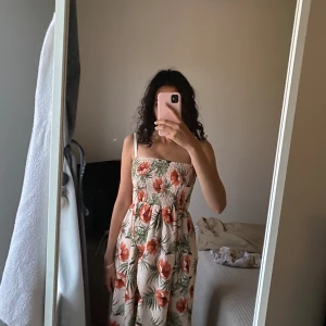 Blommig klänning  - Stretchig klänning som kan användas som kjol också🥰 har samma i grön om någon är intresserad