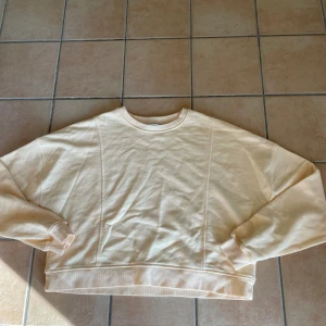 Tröja tjej - Tröja i perfekt skick. Säljs pga rensa garderoben. Mjukis tröja i unik färg. 