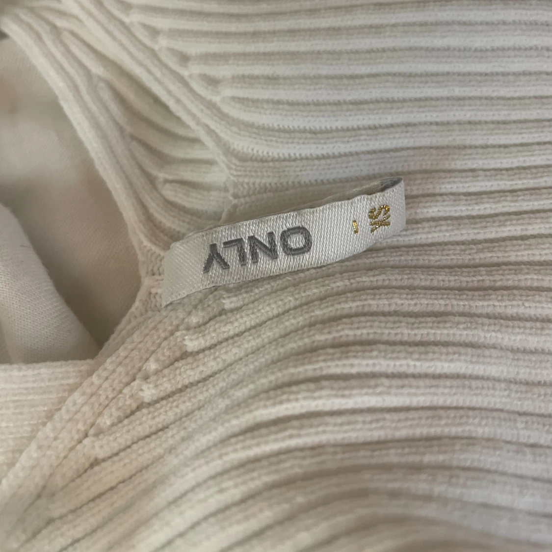 Vit blus från ONLY i storlek XS - 91