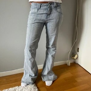 Lågmidajde bootcutjeans - Så coola Lågmidjade jeans med ränder 