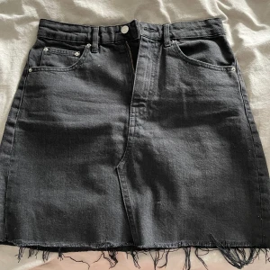 Jeans kjol  - Säljer denna jeans kjol då den inte passar mig! Köpt för två år sedan men är endast använd 1-2 gånger, därav inga defekter💞 
