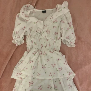 Klänning - Jättefin klänning till exempel midsommar💗Aldrig använd då de var fel storlek, nypris 499 kr💗