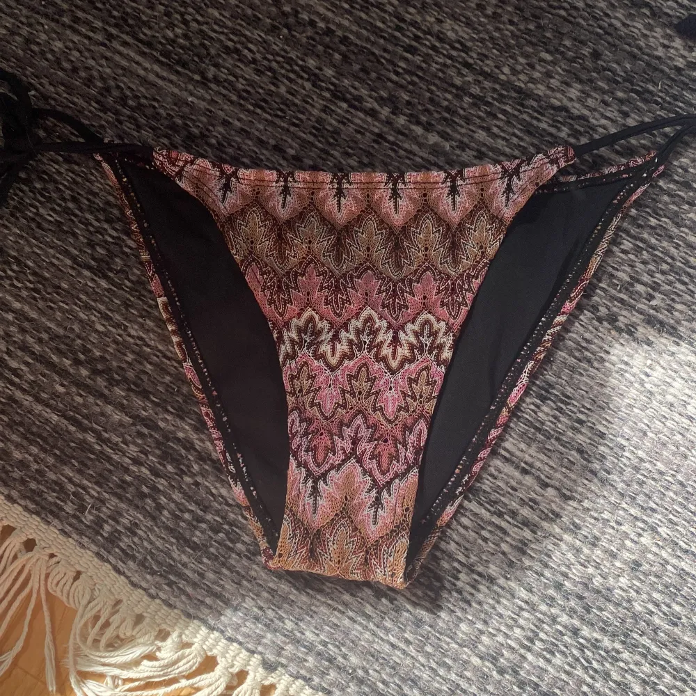 Säljer denna jättefina bikini underdel från design by si. Den är helt ny och oanvänd och är perfekt till sommaren❤️. Övrigt.