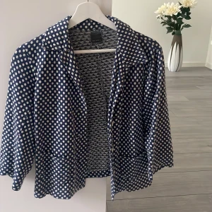 Prickig trekvartsärmad kofta  - Prickig trekvartsärmad kofta,köptes på Vinted(stod storlek xs-s