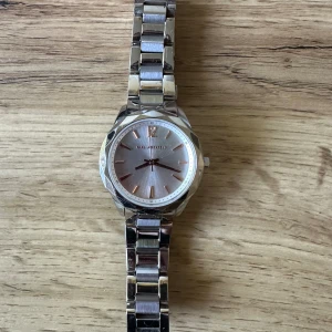 Karl Lagerfeld klocka - Några märken på själva armbandet men inga repor annars. Behövs byta batteri. 