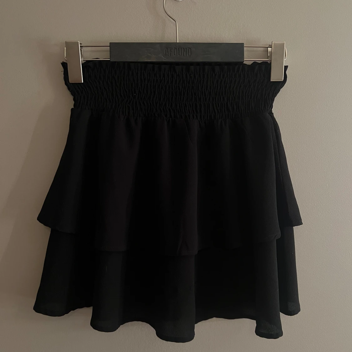 Kort kjol med volanger - 91