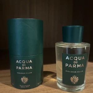 Acqua Di Parma Colonia C.L.U.B. Eau de Cologne - Acqua Di Parma Colonia C.L.U.B. Eau de Cologne💚  180ml, tagit ca 5-6 sprut. Köpt på deloox, kvitto finns. Förvarad enligt alla konstens regler (skugga och svalt) Hör av dig vid frågor!  