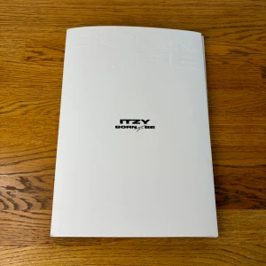 Itzy Born To Be album limited edition  - Helt nytt och allt medföljer! Photocards medföljer! Cdn aldrig spelad!