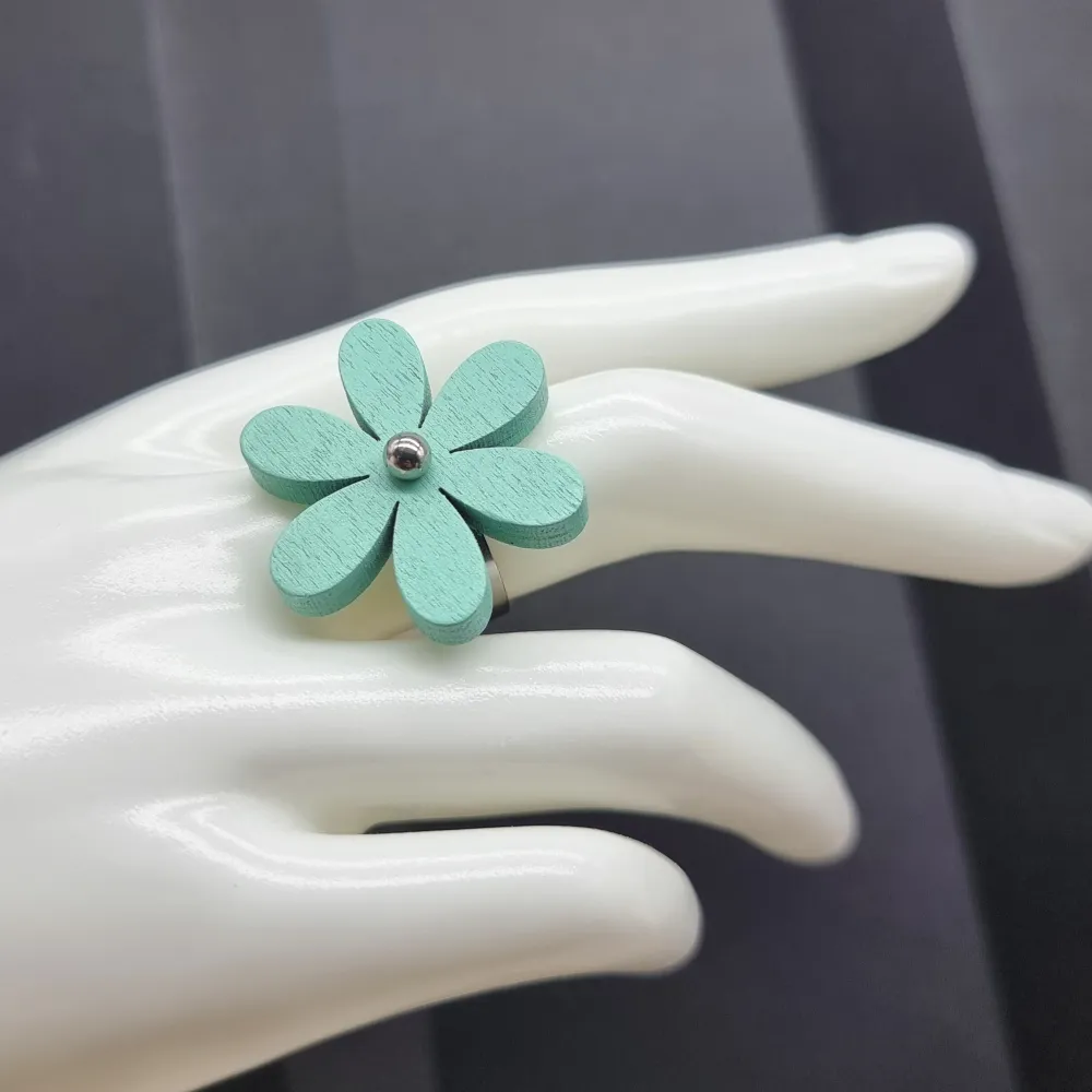 ♡ Material: Rostfritt stål och ett träd. Stommen är ca 6mm i diameter, men kan göras mindre eller större, efter behov. Mått på plattan 3cm(blomma), örhängen-5cm. Asusteet.